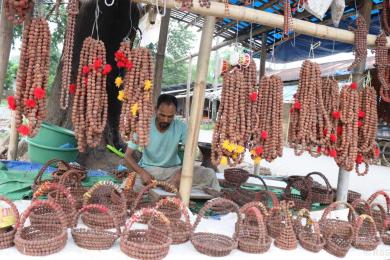 ‘विदेशमा दुःख गर्नुभन्दा रुद्राक्षका सामग्री बनाएर बिक्री गर्न सजिलो’
